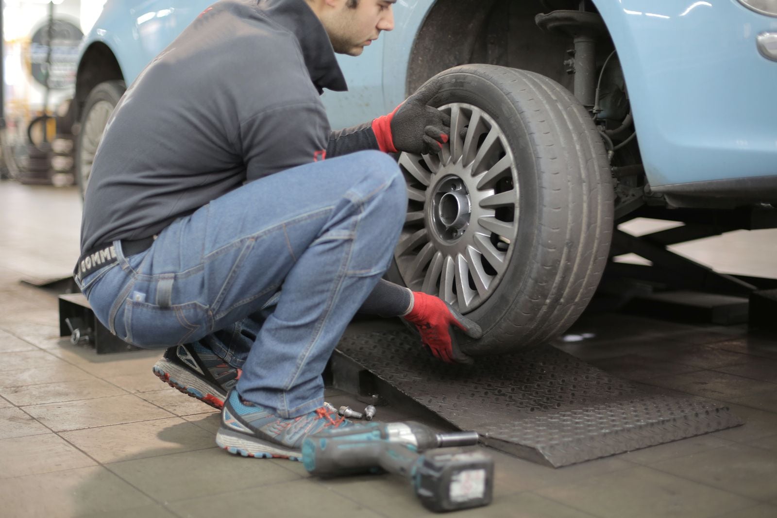 Illustratie van bandenmontage aan een personenauto